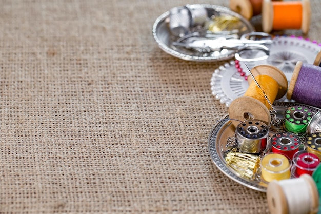 Zestaw nici i igieł do haftu